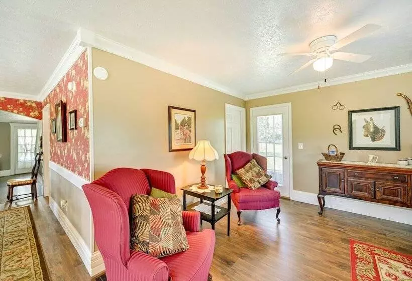 Charming Kentucky Farmhouse W/ Fire Pit & Grill!