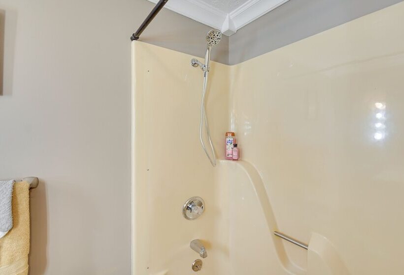 Charming Kentucky Farmhouse W/ Fire Pit & Grill!