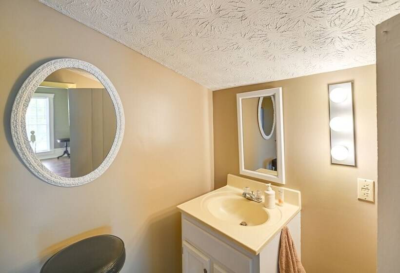 Charming Kentucky Farmhouse W/ Fire Pit & Grill!