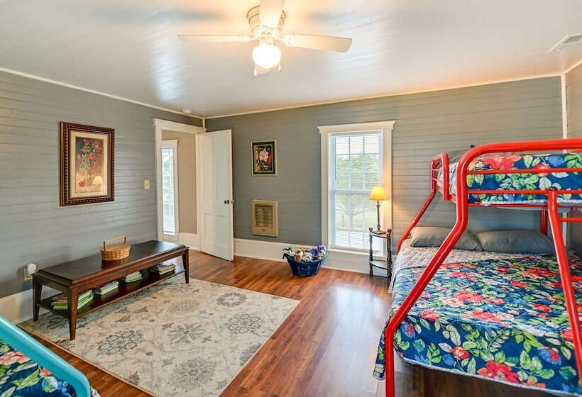 Charming Kentucky Farmhouse W/ Fire Pit & Grill!