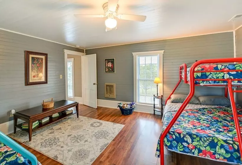 Charming Kentucky Farmhouse W/ Fire Pit & Grill!
