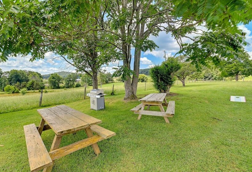 Charming Kentucky Farmhouse W/ Fire Pit & Grill!