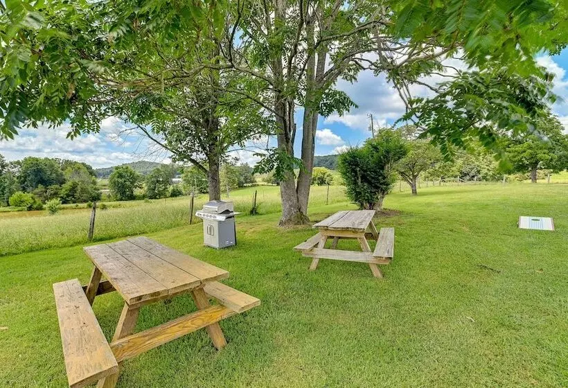Charming Kentucky Farmhouse W/ Fire Pit & Grill!
