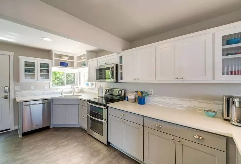 Coastal Pnw Home On Swimmable Beach W/ Hot Tub!