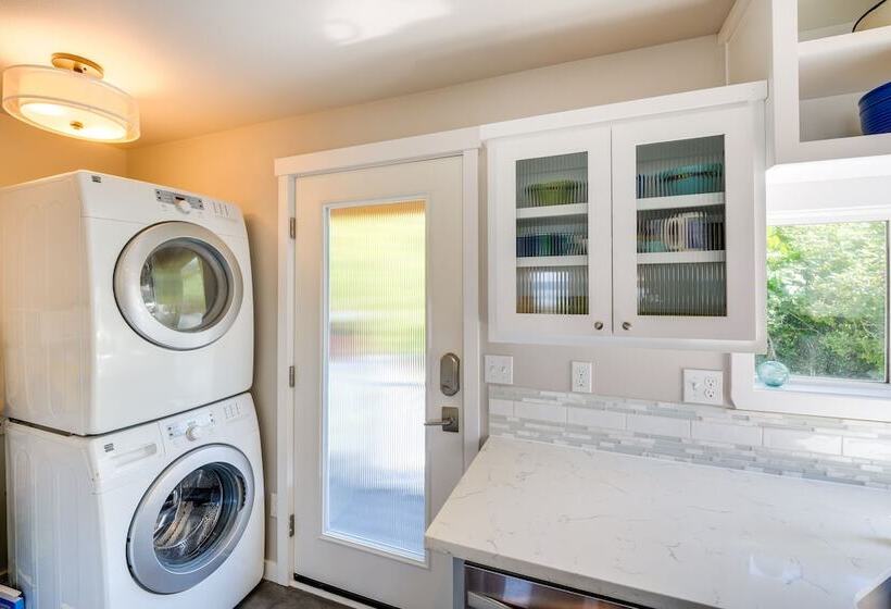 Coastal Pnw Home On Swimmable Beach W/ Hot Tub!