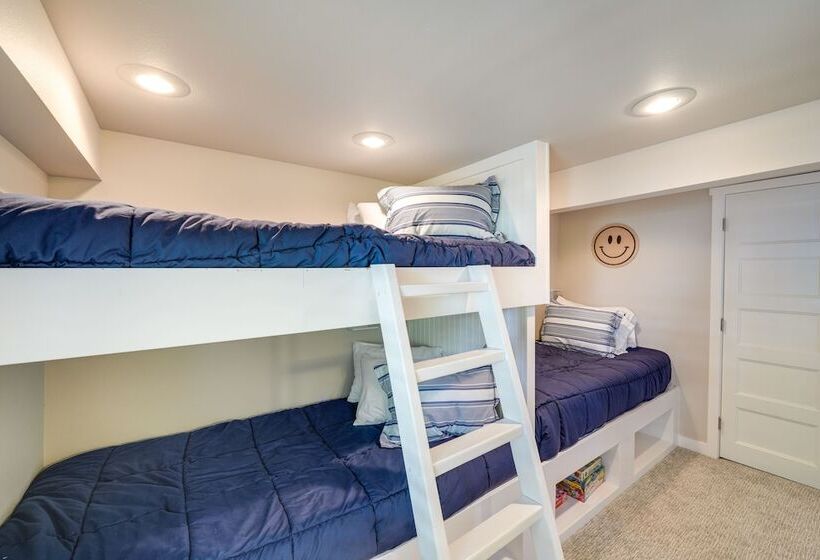 Coastal Pnw Home On Swimmable Beach W/ Hot Tub!