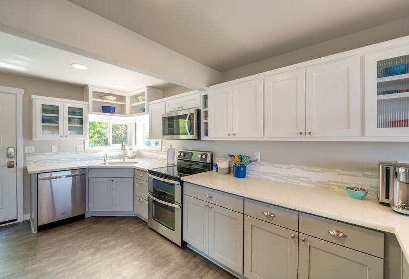 Coastal Pnw Home On Swimmable Beach W/ Hot Tub!