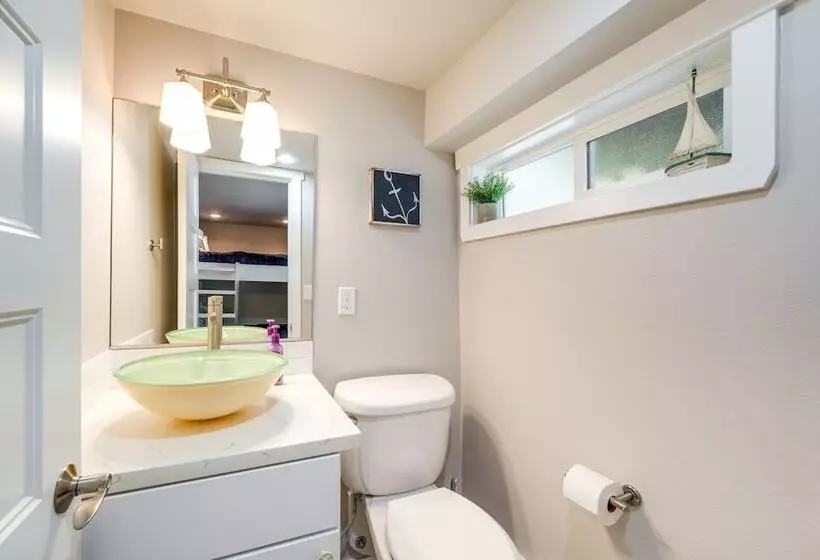 Coastal Pnw Home On Swimmable Beach W/ Hot Tub!