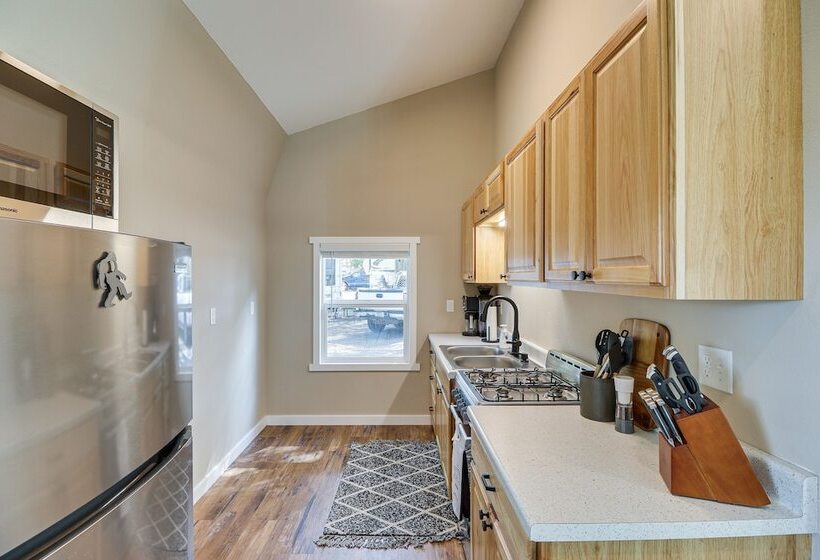 20 Mi To Glacier Natl Park: Pet Friendly Cabin