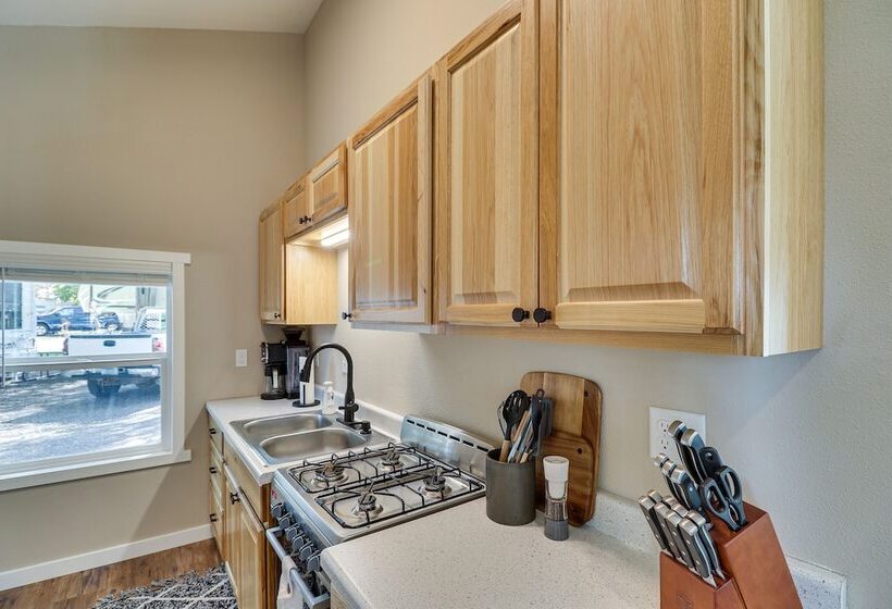 20 Mi To Glacier Natl Park: Pet Friendly Cabin