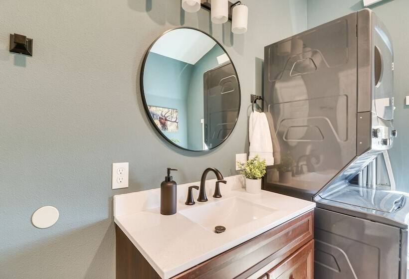 20 Mi To Glacier Natl Park: Pet Friendly Cabin