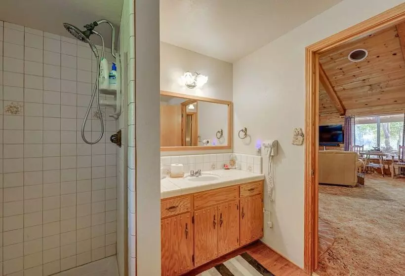 Countryside Views: Family Friendly Badger Cabin