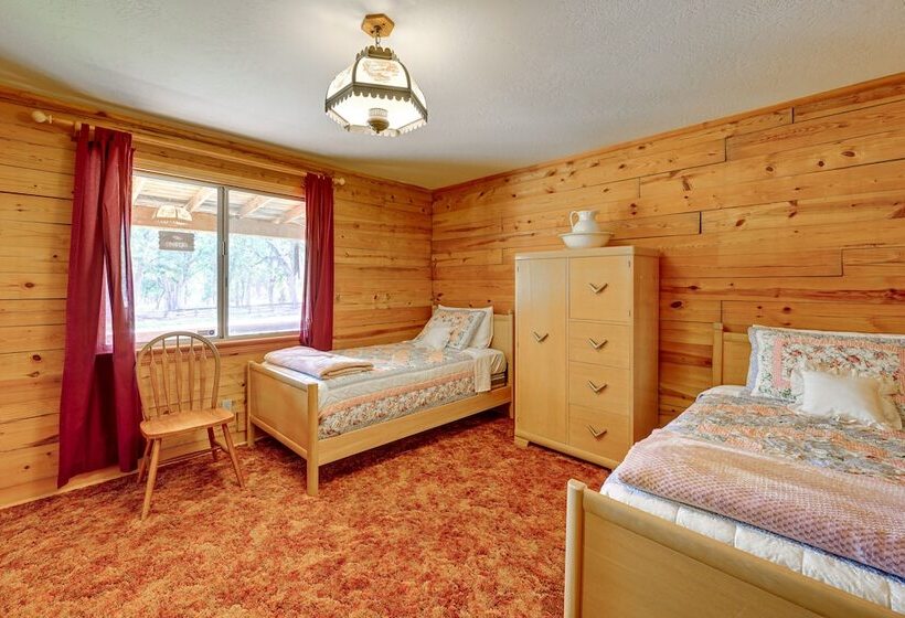 Countryside Views: Family Friendly Badger Cabin