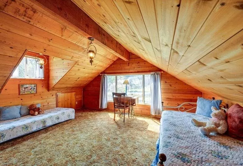 Countryside Views: Family Friendly Badger Cabin