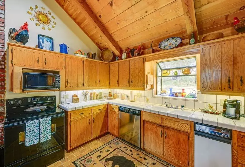 Countryside Views: Family Friendly Badger Cabin