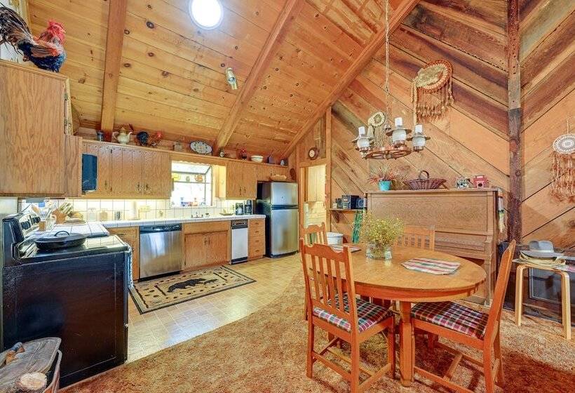 Countryside Views: Family Friendly Badger Cabin