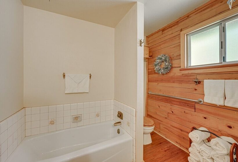 Countryside Views: Family Friendly Badger Cabin