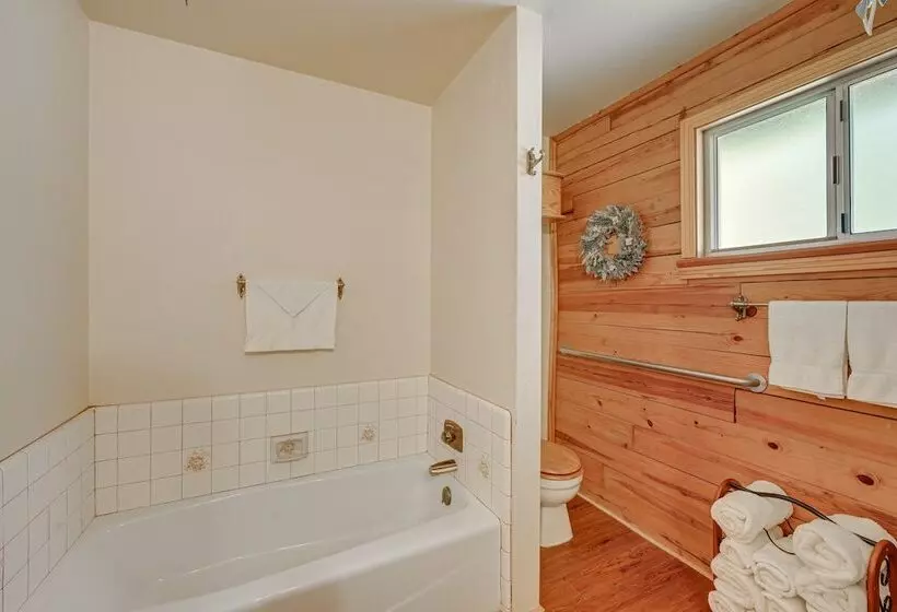 Countryside Views: Family Friendly Badger Cabin