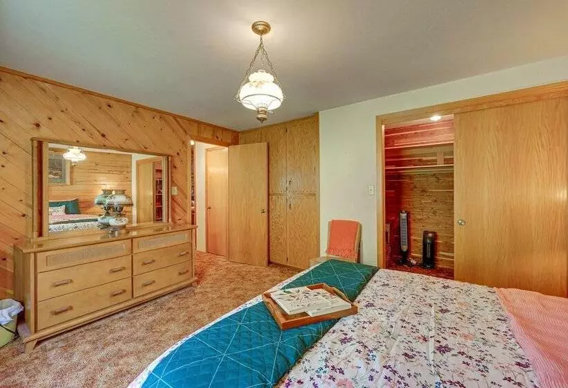 Countryside Views: Family Friendly Badger Cabin