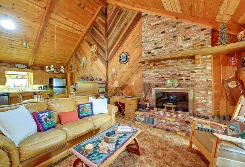 Countryside Views: Family Friendly Badger Cabin