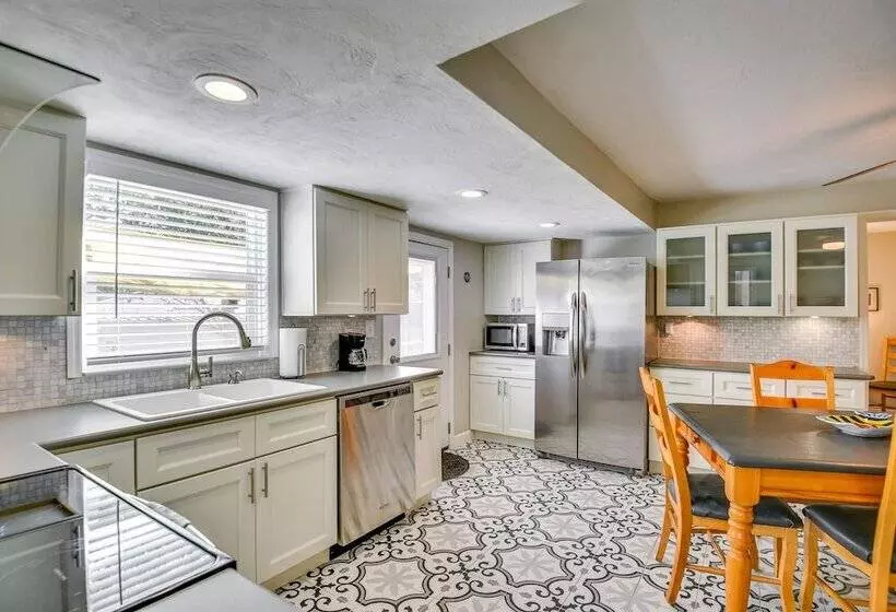 Dog Friendly Daytona Beach Cottage W/ Patio!