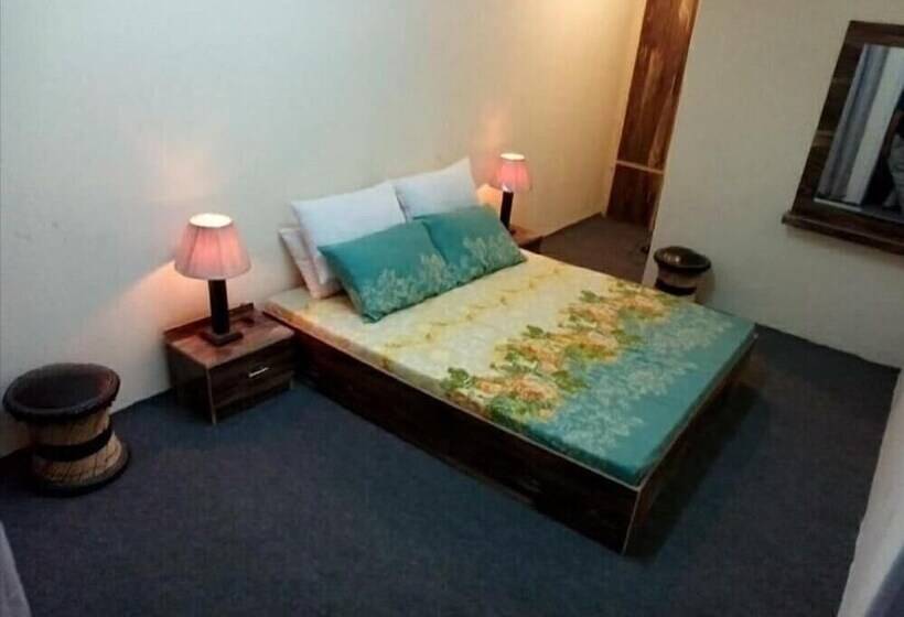 Отель Cross Roads