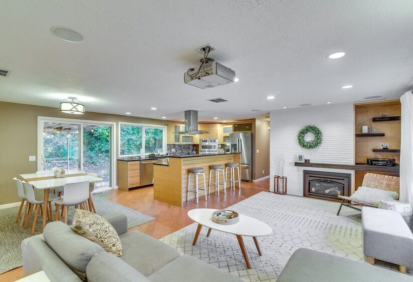 Lake Oswego Home W/ Covered Patio: Near Portland!