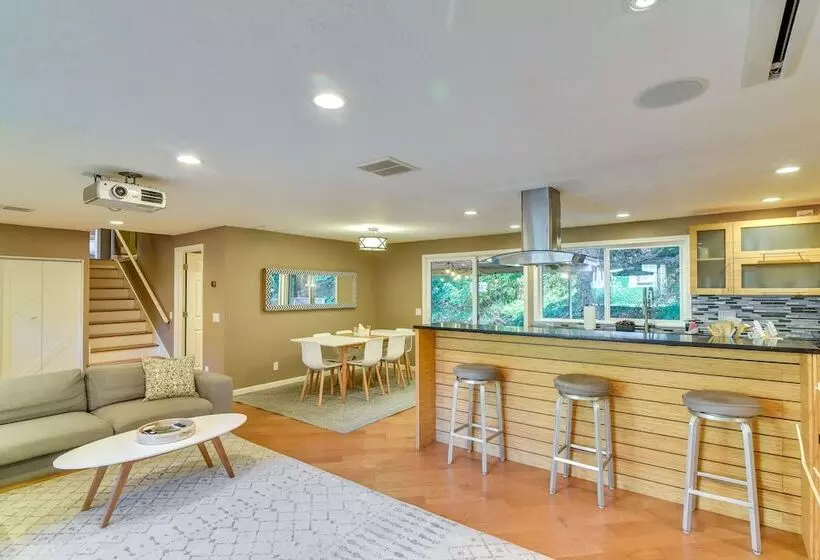 Lake Oswego Home W/ Covered Patio: Near Portland!