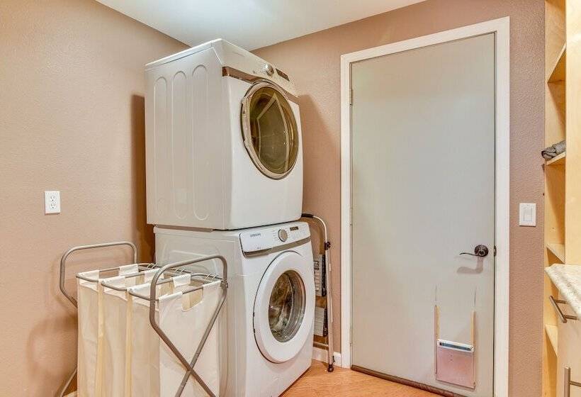 Lake Oswego Home W/ Covered Patio: Near Portland!