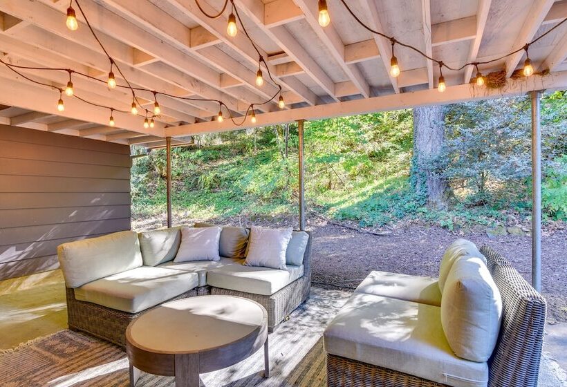Lake Oswego Home W/ Covered Patio: Near Portland!