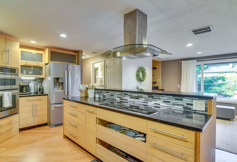 Lake Oswego Home W/ Covered Patio: Near Portland!