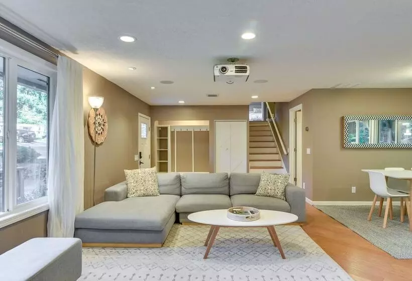 Lake Oswego Home W/ Covered Patio: Near Portland!