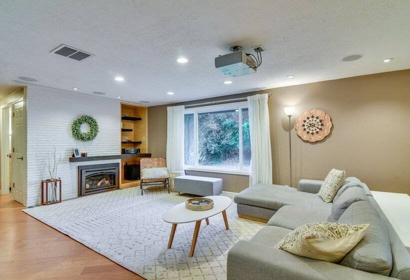 Lake Oswego Home W/ Covered Patio: Near Portland!