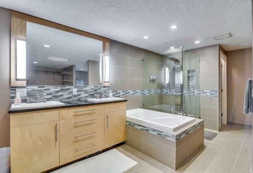 Lake Oswego Home W/ Covered Patio: Near Portland!