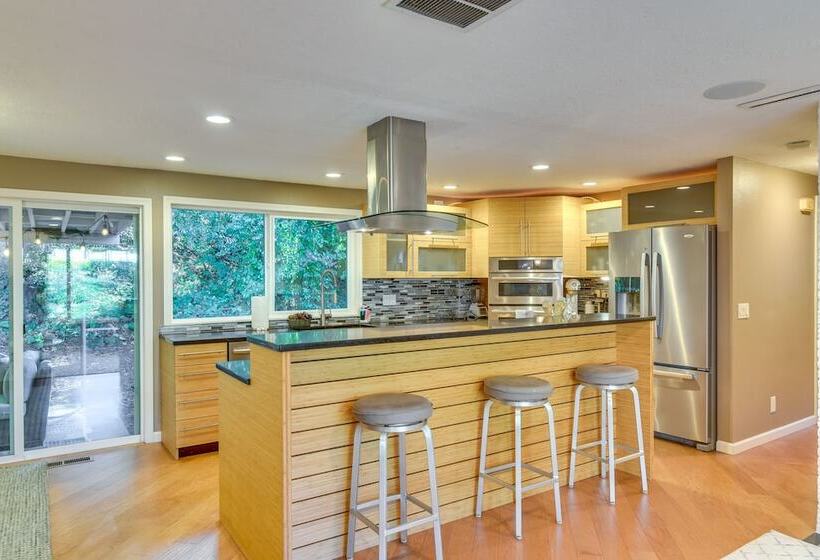 Lake Oswego Home W/ Covered Patio: Near Portland!