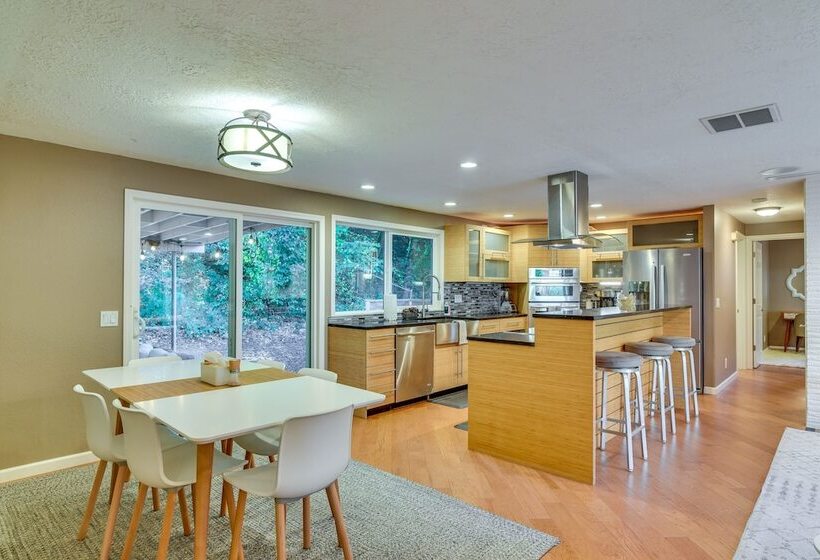 Lake Oswego Home W/ Covered Patio: Near Portland!
