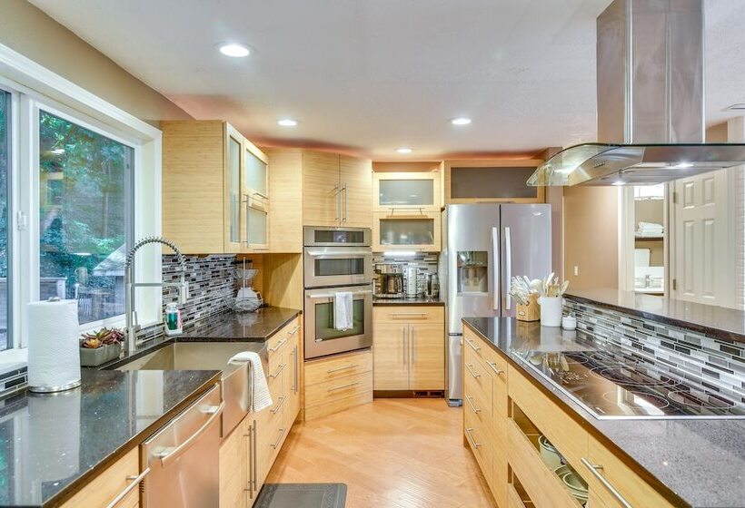 Lake Oswego Home W/ Covered Patio: Near Portland!