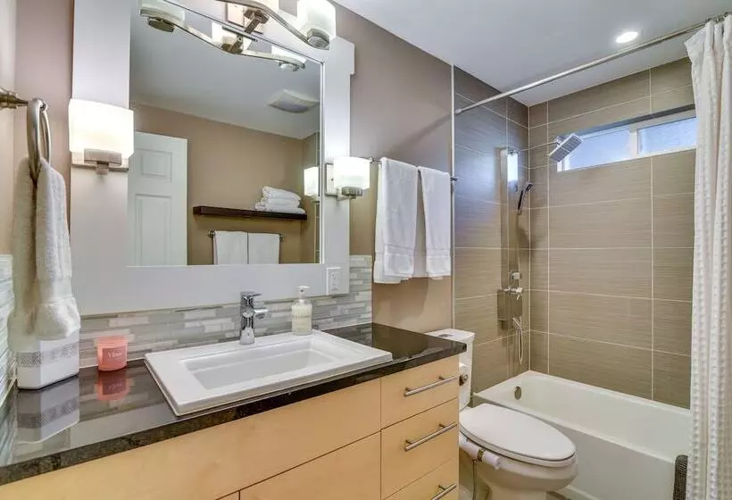 Lake Oswego Home W/ Covered Patio: Near Portland!