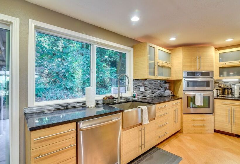 Lake Oswego Home W/ Covered Patio: Near Portland!