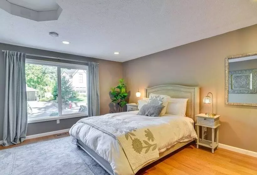 Lake Oswego Home W/ Covered Patio: Near Portland!
