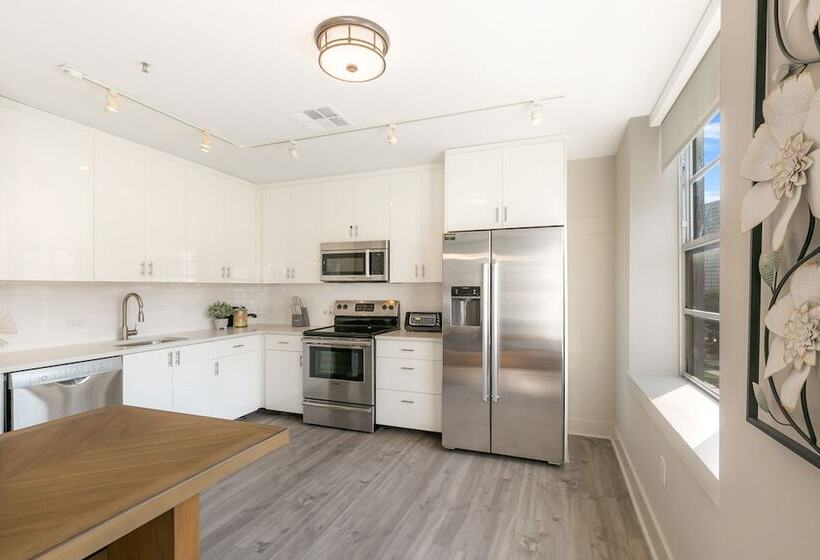 Lively 4br Condo Steps To French Quarter Unit 518