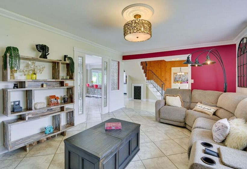 Medford Home W/ Pool, Near Golf Courses!