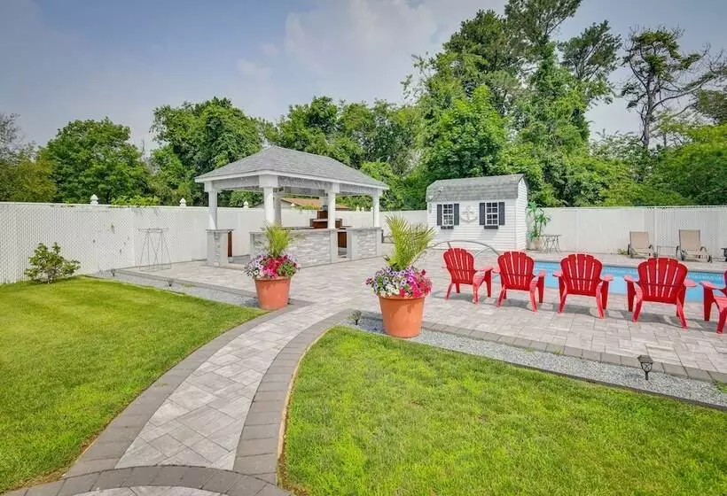 Medford Home W/ Pool, Near Golf Courses!
