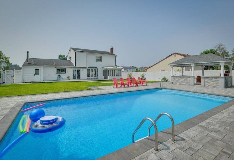 Medford Home W/ Pool, Near Golf Courses!