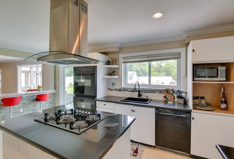 Medford Home W/ Pool, Near Golf Courses!