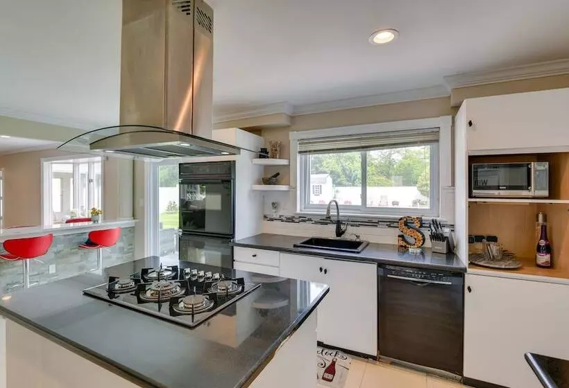 Medford Home W/ Pool, Near Golf Courses!