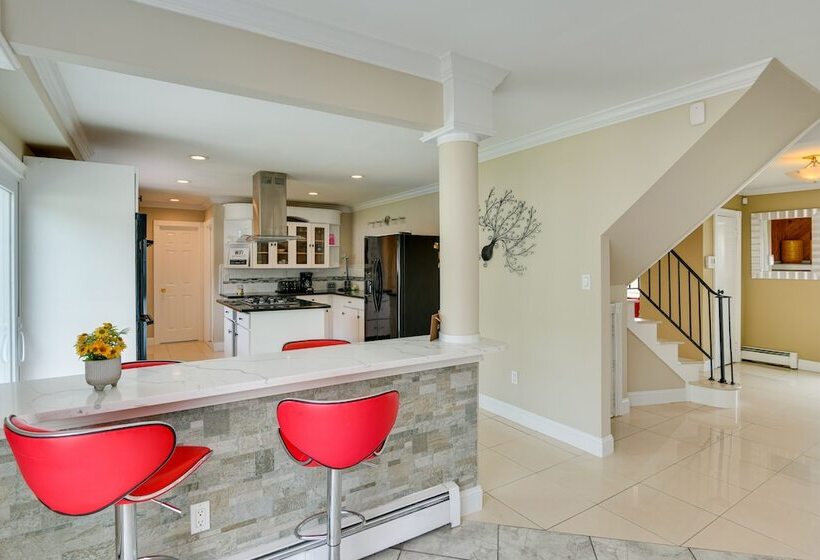 Medford Home W/ Pool, Near Golf Courses!