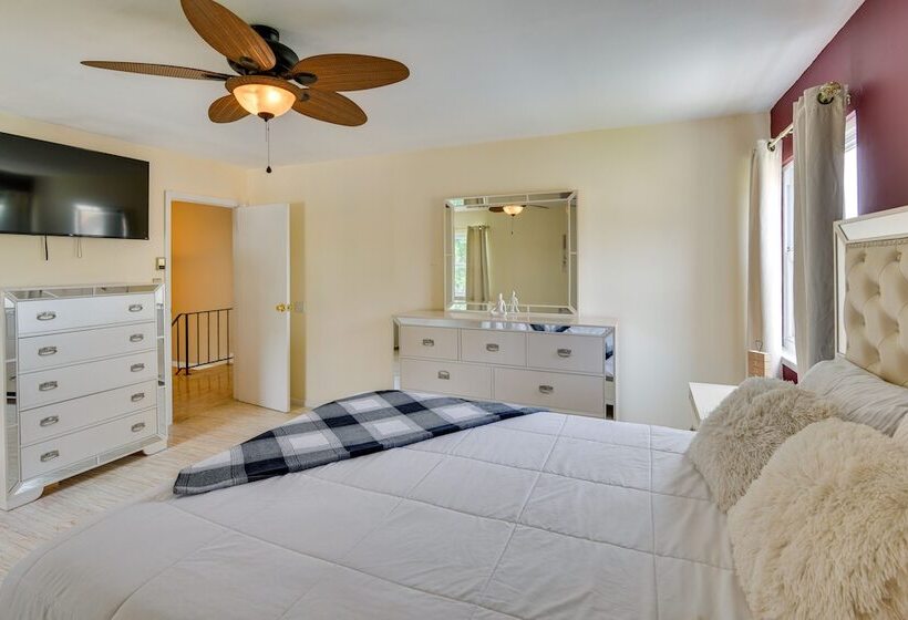 Medford Home W/ Pool, Near Golf Courses!