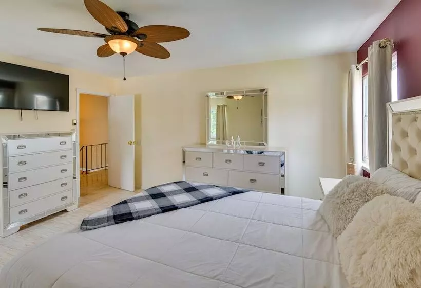 Medford Home W/ Pool, Near Golf Courses!