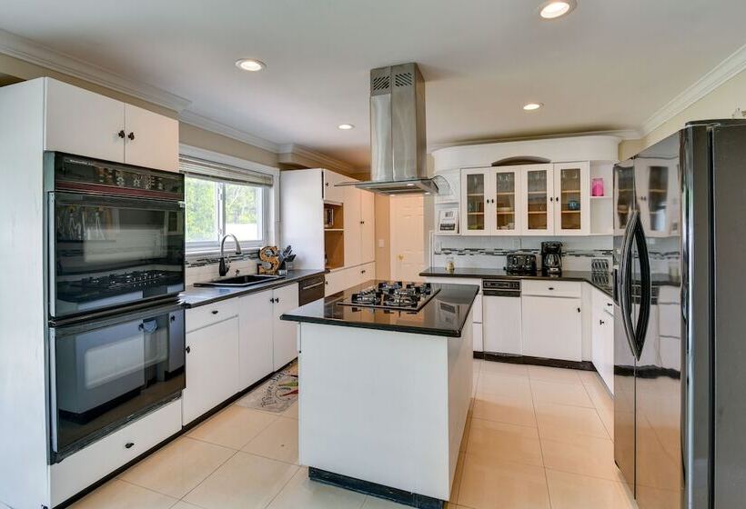 Medford Home W/ Pool, Near Golf Courses!